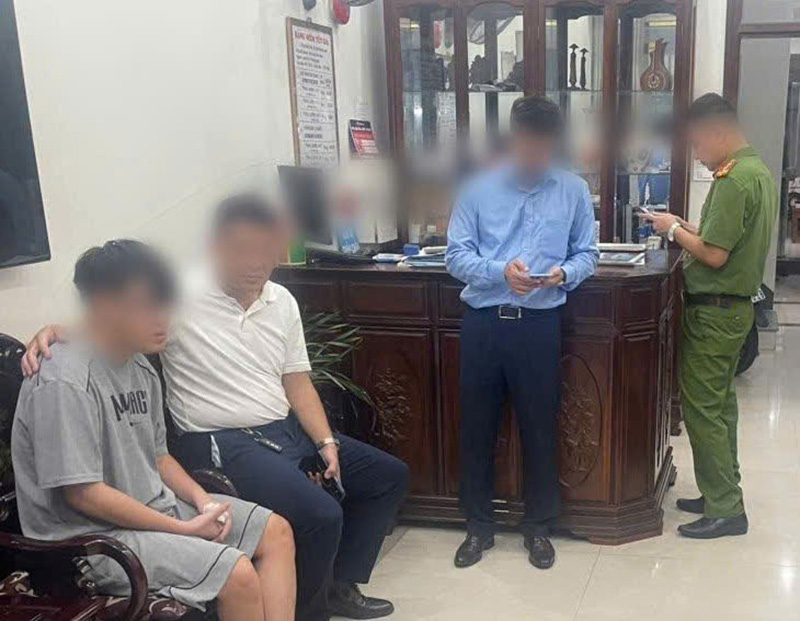 Công an phường Tân Hưng (Hải Phòng) đưa cháu N.T.A về với gia đình. Ảnh: Công an Hải Phòng