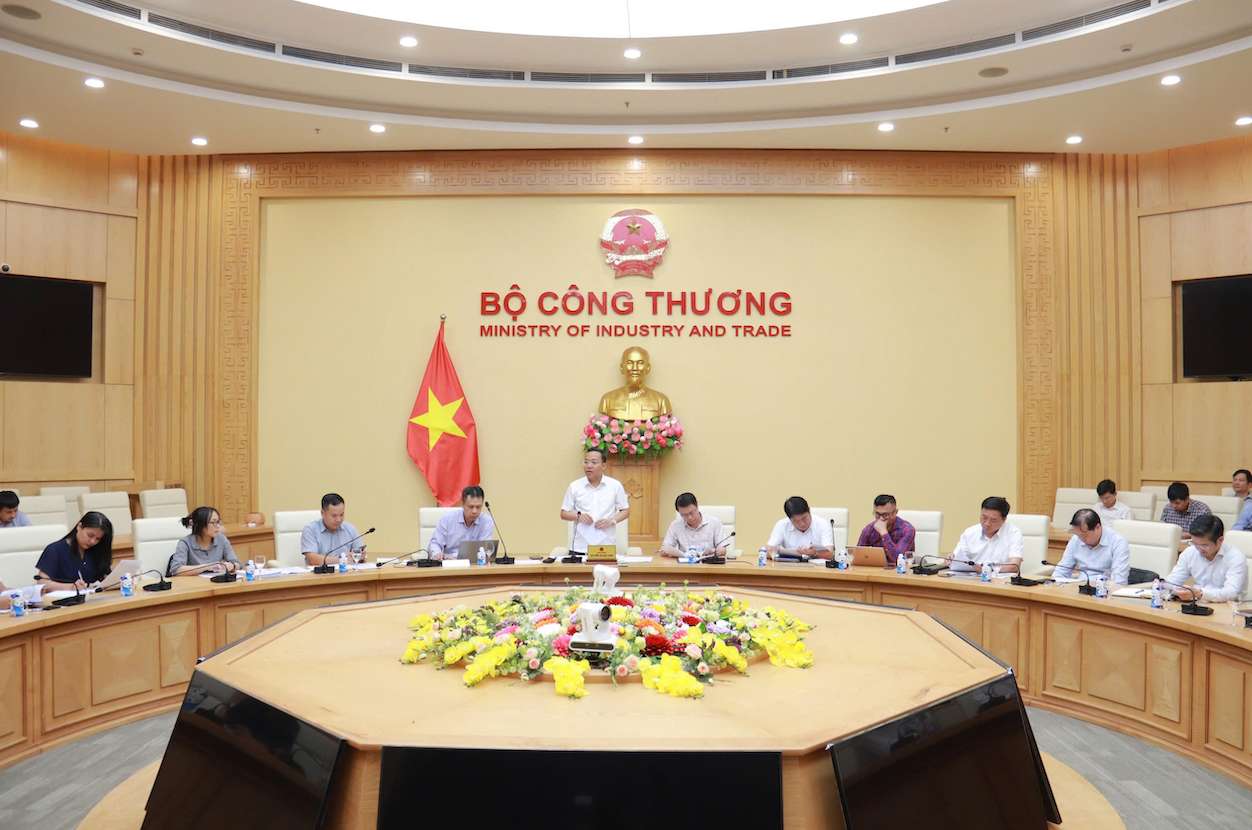 Phat bieu tai hoi nghi, Thu truong Nguyen Hoang Long nhan manh - Nghi quyet 70 tro thanh ngon den soi sang, dan duong cho toan bo linh vuc nang luong trong giai doan moi. Anh: Bo Cong Thuong