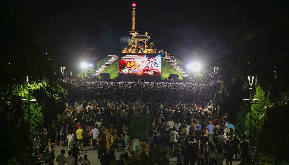 Le flux de gens afflues vers Quang Tri Citadel pour regarder le film Red Rain in the Night plein d'emotion. Photo: Hung tho