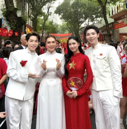Duc Phuc dang anh chup cung Hoa Minzy, Erik va co giao My Tam. Anh: Nhan vat cung cap