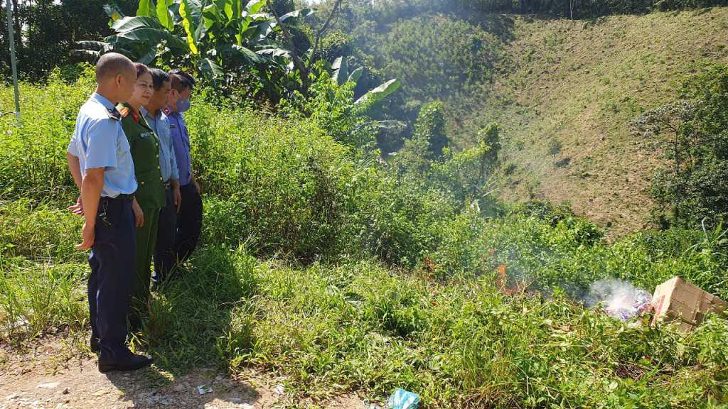 Cao Bằng tiêu hủy lượng lớn hàng lậu, hàng vi phạm bị tịch thu. Ảnh: Ánh Phượng