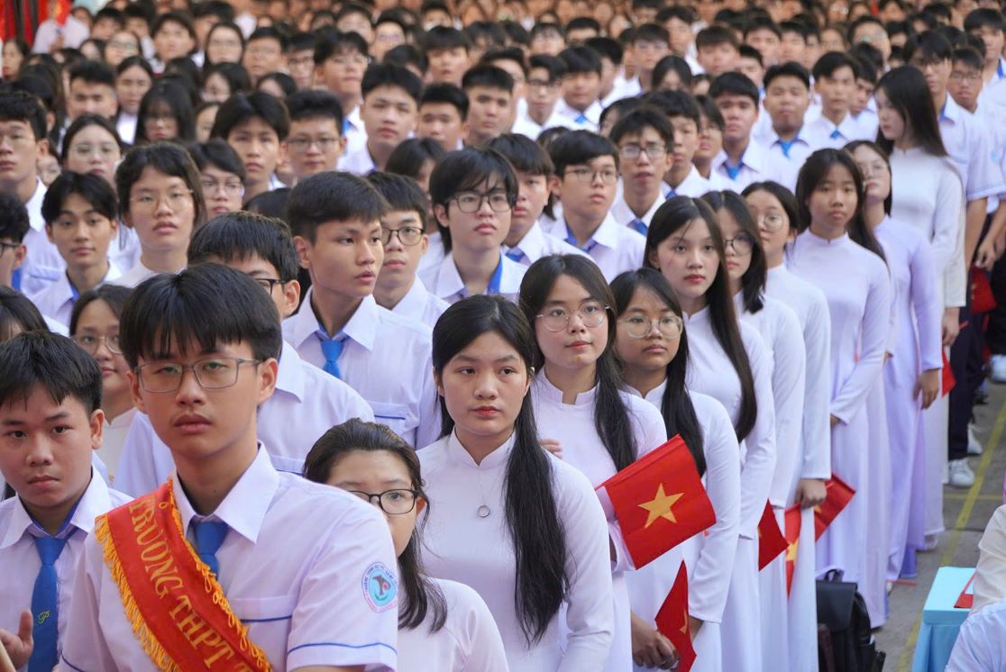 Hoc sinh Truong THPT Tran Phu trong ngay khai giang. Anh: Chan Phuc