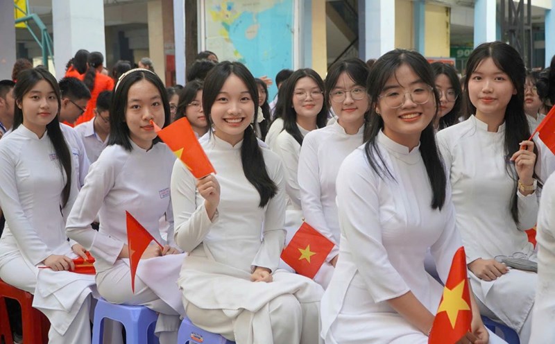 In the 2026-2027 school year, students will use a set of textbooks together. Photo: Chan Phuc
