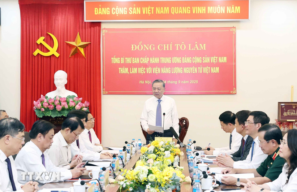 Tong Bi thu To Lam, Thu tuong Pham Minh Chinh nghe gioi thieu cac ung dung nang luong nguyen tu vi hoa binh. Anh: TTXVN