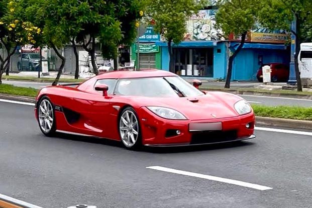 赤いKoenigsegg CCXがホーチミン市の路上に登場し、自動車愛好家の関心を集めています。写真:Le Hoang Vinh Quang