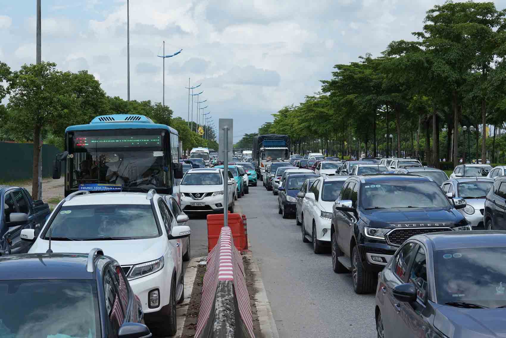 8월 31일 아침 국가 성과 전시회를 향한 국도 5호선의 교통 체증 사진: 송흐우