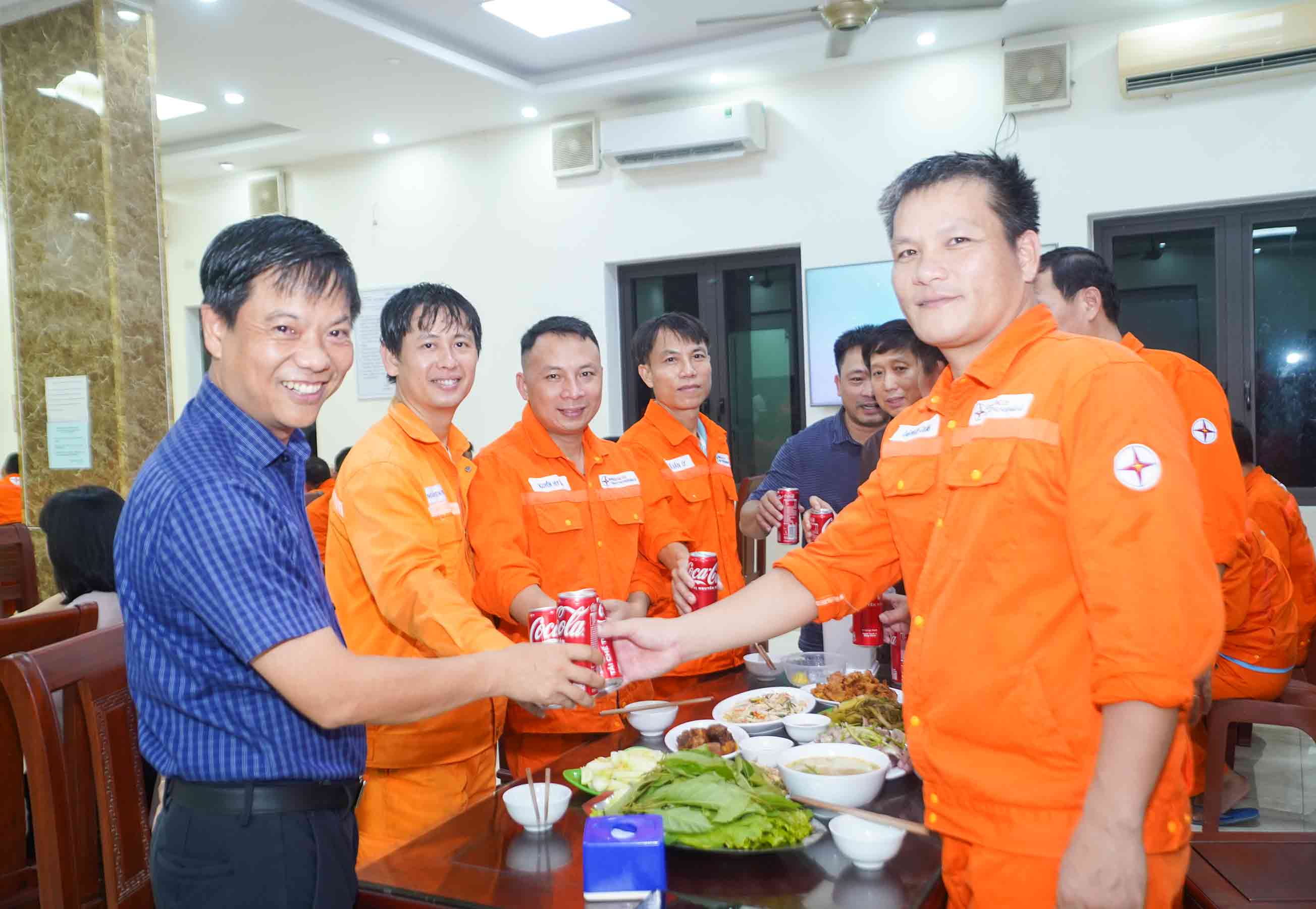 Lanh dao Cong ty Thuy dien Ban Ve tham du “Bua com Cong doan” vung voi doan vien, nguoi lao dong. Anh: Duy Chuong