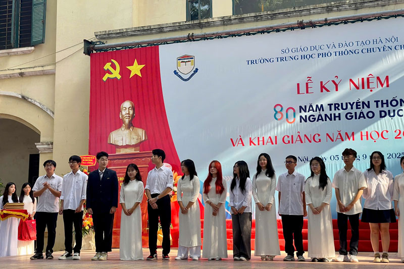 7h50: Thay Michael Lomax va thay Le Dai Hai - Pho Hieu truong Truong THPT Chuyen Chu Van An trao thuong cho hoc sinh K115 la Thu khoa, A khoa toan quoc; hoc sinh la Thu khoa cac khoi thi cua truong.
