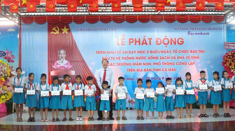Bi thu Tinh uy Ca Mau Nguyen Ho Hai du Khai giang tai xa Hoa Binh, tinh Ca Mau