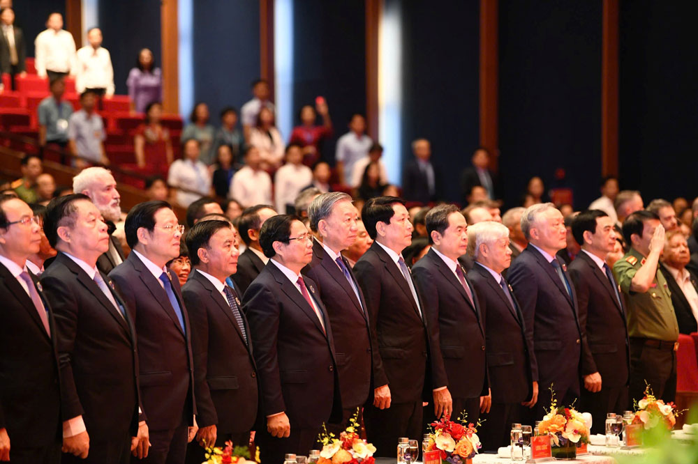 Cac dong chi lanh dao Dang, Nha nuoc va cac dai bieu du le khai giang nam hoc 2025-2026 va ky niem 80 nam truyen thong nganh Giao duc tai diem cau Trung tam Trien lam Quoc gia, Ha Noi. Anh: Hai Nguyen