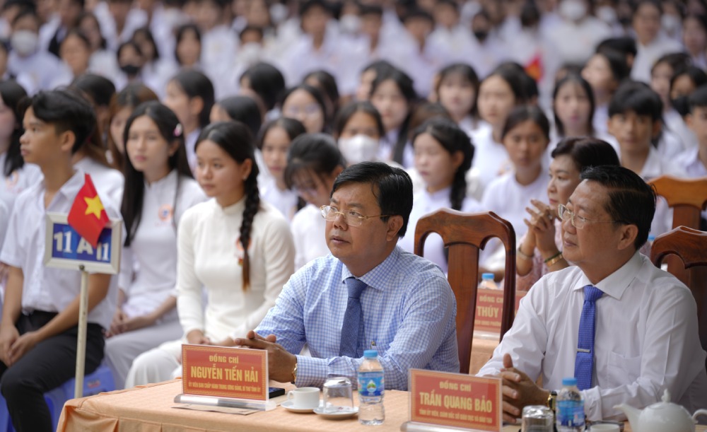 Bi thu tinh uy An Giang Nguyen Tien Hai; Giam doc So Giao duc va Dao tao tinh Tran Quang Bao tham du le khai giang tai truong THPT Tinh Bien. Anh: Nam Phuong