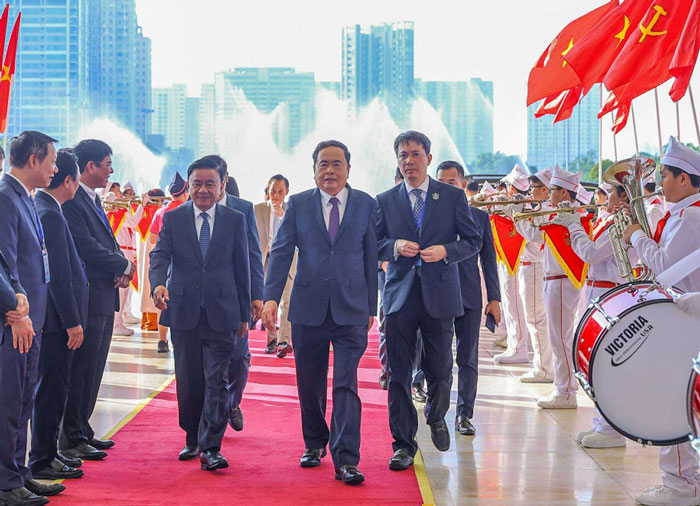 Chu tich Quoc hoi Tran Thanh Man cung cac dai bieu toi du khai giang nam hoc 2025 – 2026 va ky niem 80 nam truyen thong nganh Giao duc.