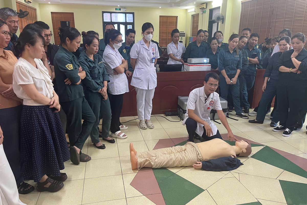 Les medecins et les infirmieres de l'hopital general regional de Cam Pha (Quang Ninh) guident la pratique. Photo : Dieu Hoang