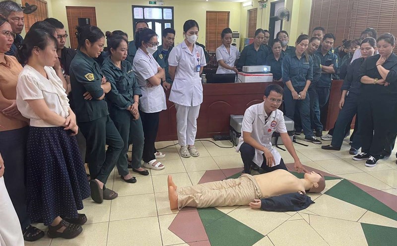 Doctors and nurses of Cam Pha Regional General Hospital (Quang Ninh) provide practical guidance. Photo: Dieu Hoang