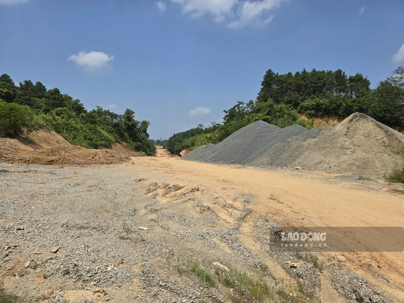 La construction de la route de contournement de la ville de Cao Bang dure depuis pres de 20 ans. Photo : Tan Van