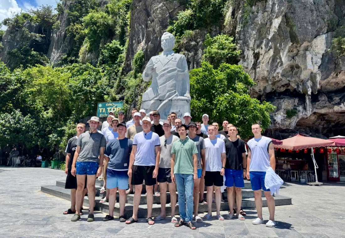 La delegation de defiles militaires russes prend des photos a cote de la statue du heros spatial russe Ti-top sur l'île de Ti-top dans la baie d'Ha Long. Photo : Thanh Tung