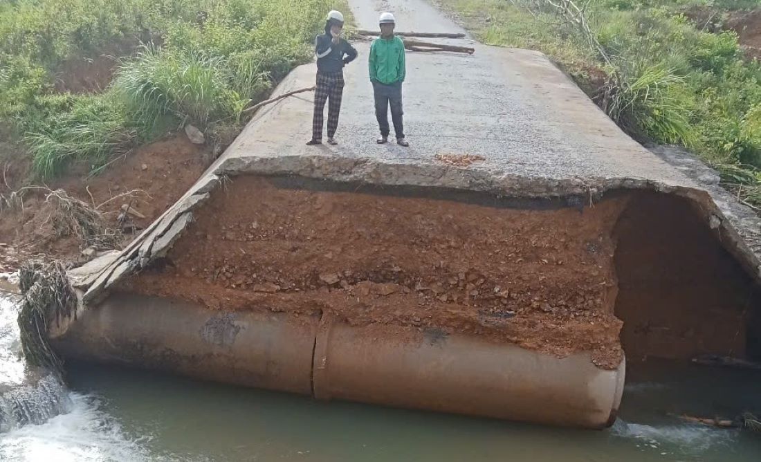 The storm swept away part of the overflow bridge abutment on the road leading to the two villages of Cat and Tria. Photo: H.Nguyen