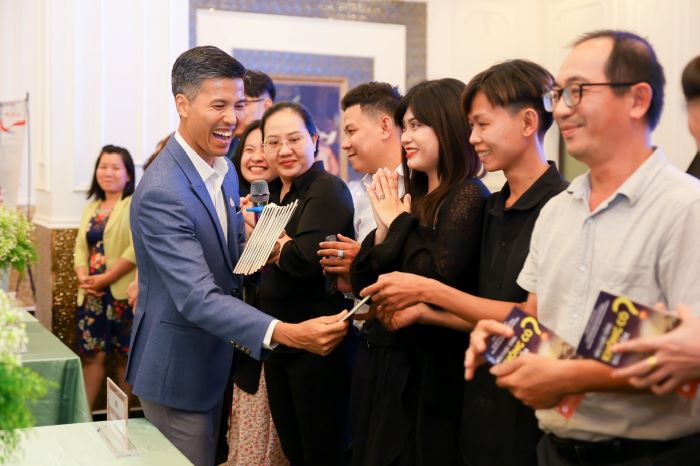 Ong Nguyen Thanh An trao tang sach cho nguoi tham du trong buoi hoi thao tai Tay Ninh. Anh: Prudential Viet Nam