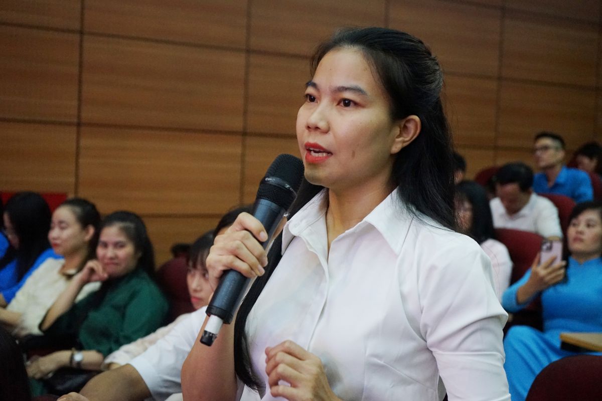 Tai dien dan cac doan vien, cong nhan lao dong da neu len nhung cau hoi, y kien cua minh va duoc dai dien lanh dao tinh Thanh Hoa ghi nhan, giai dap. Anh: Quach Du