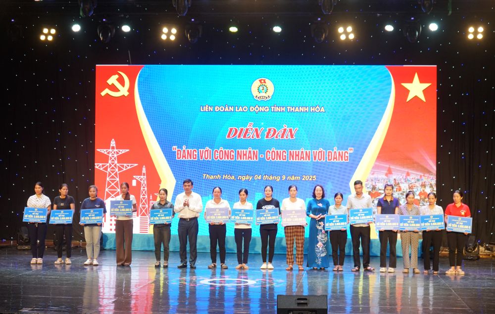Dai dien lanh dao UBND tinh Thanh Hoa va LDLD tinh trao qua cho 