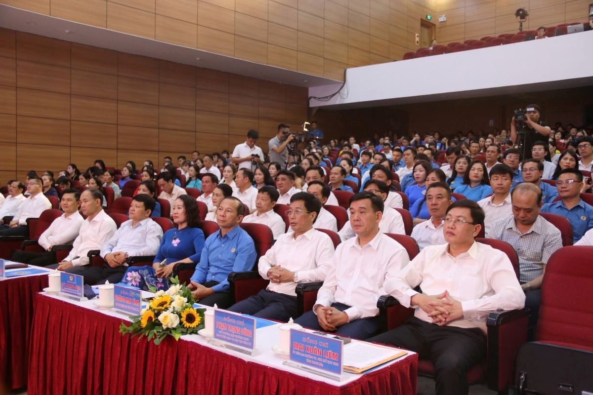 Cac dai bieu tham du dien dan