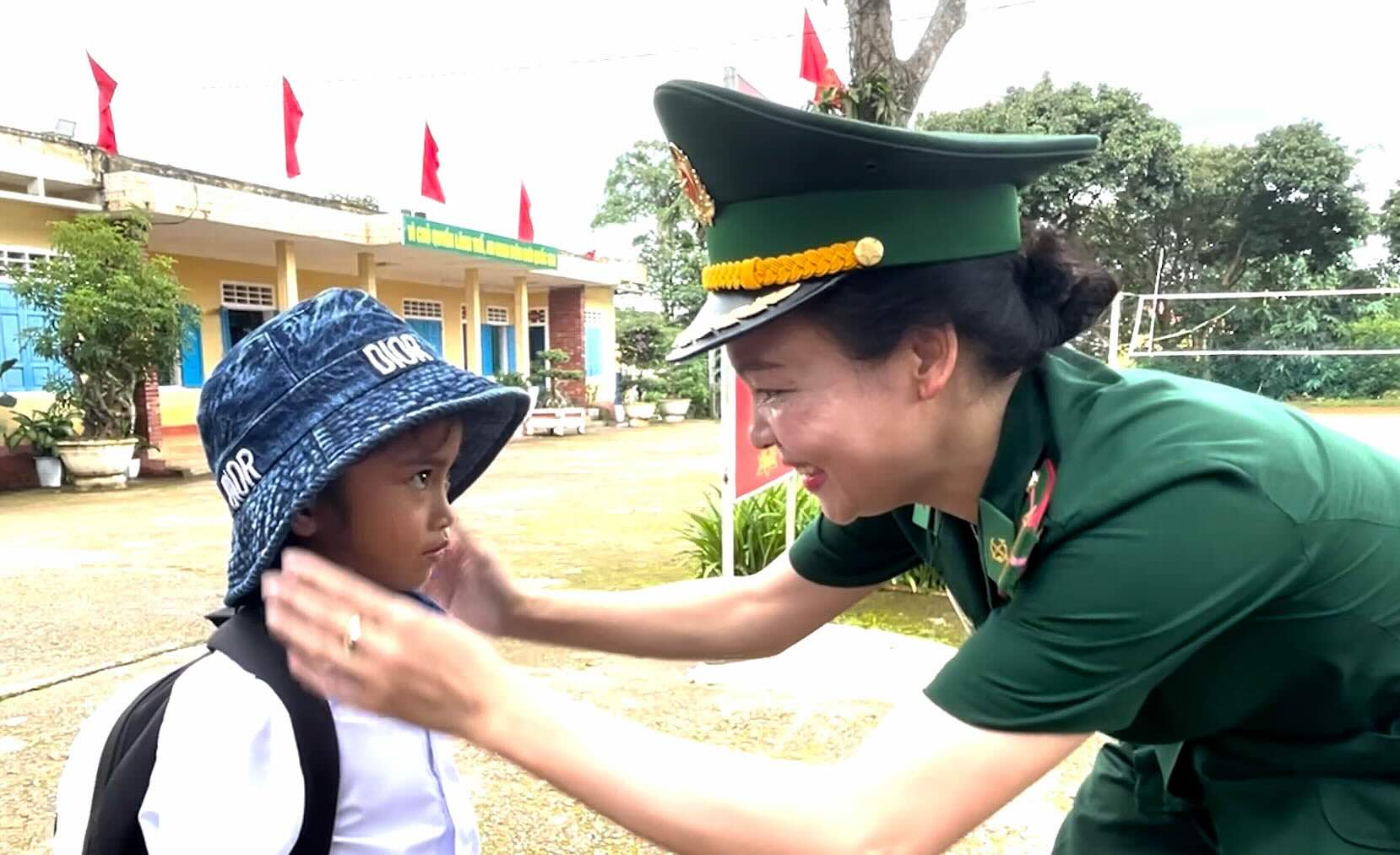 The soldiers' roofs clap the dream of going to school for students in mountainous areas. Photo: Huong Phung Border Guard