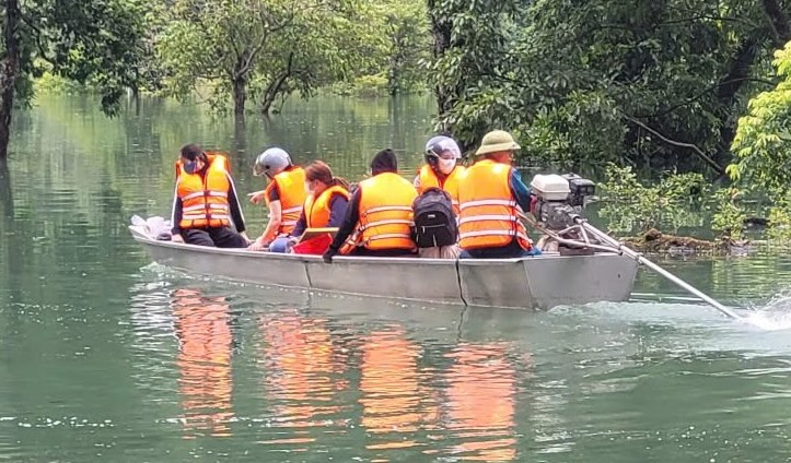Image of teachers in Quang Tri having to overcome floods in the preparation village for the new school year. Photo: The Dung