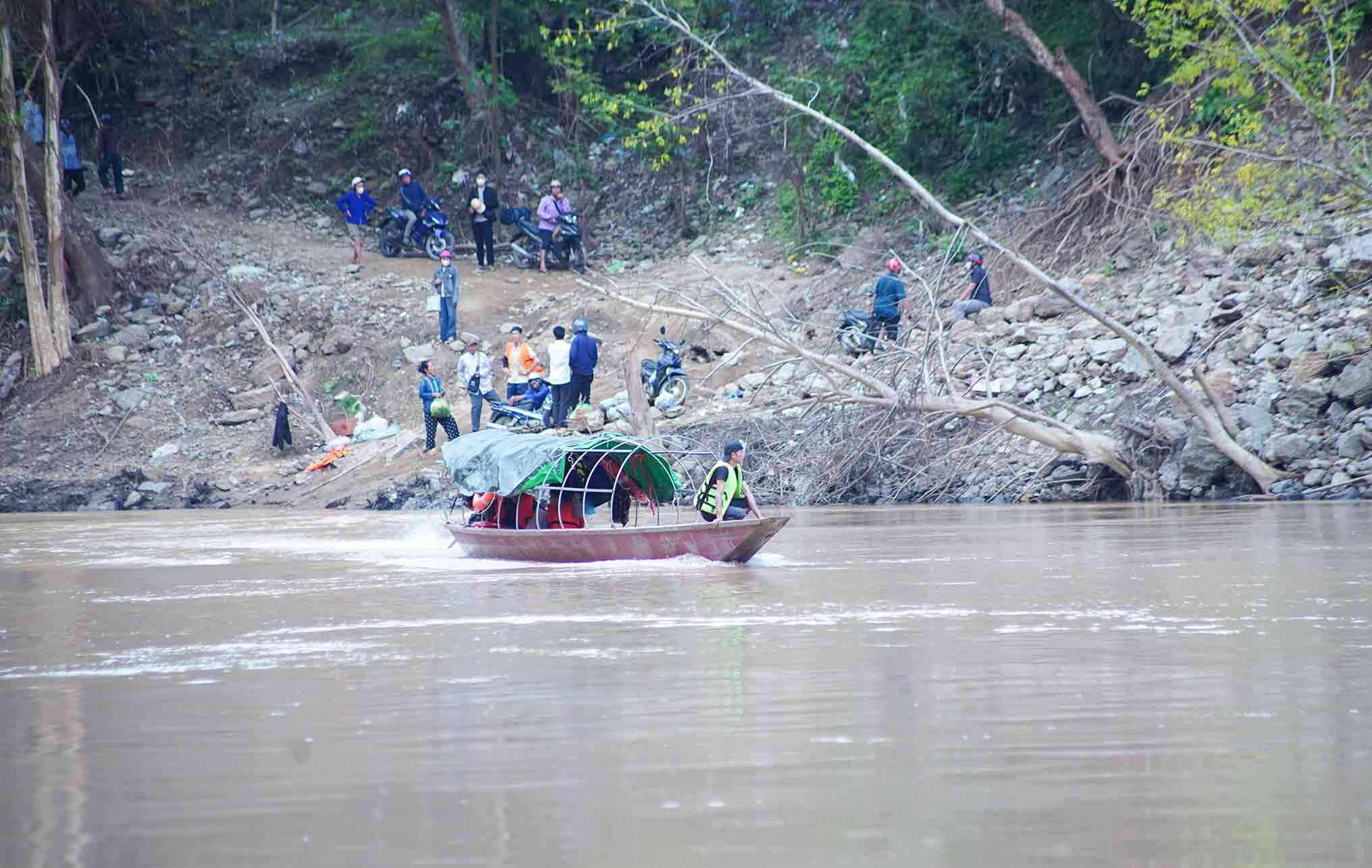 Anh Vi Van Can dung thuyen de cho nguoi dan qua song Nam Non. Anh: Duy Chuong 