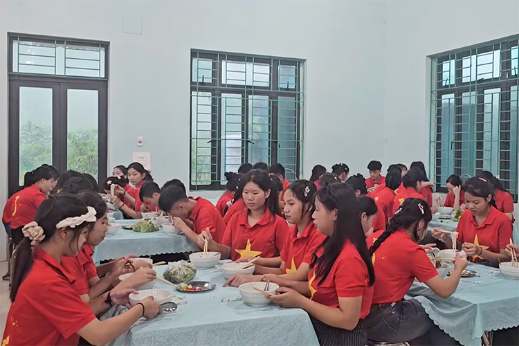 Truong PTDTNT THPT Na Hy to chuc chuong trinh “Pho yeu thuong“, chao don khai giang nam hoc moi. Anh: Nha truong cung cap 