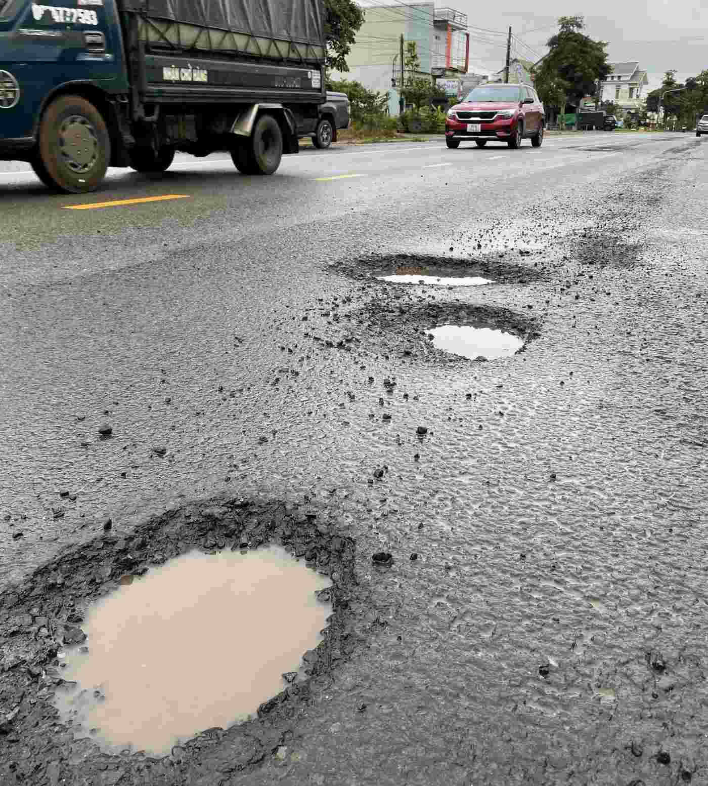 La chaussee est couverte de petits et grands nids de poulets traversant la commune de Dak Doa. Photo : Thanh Tuan