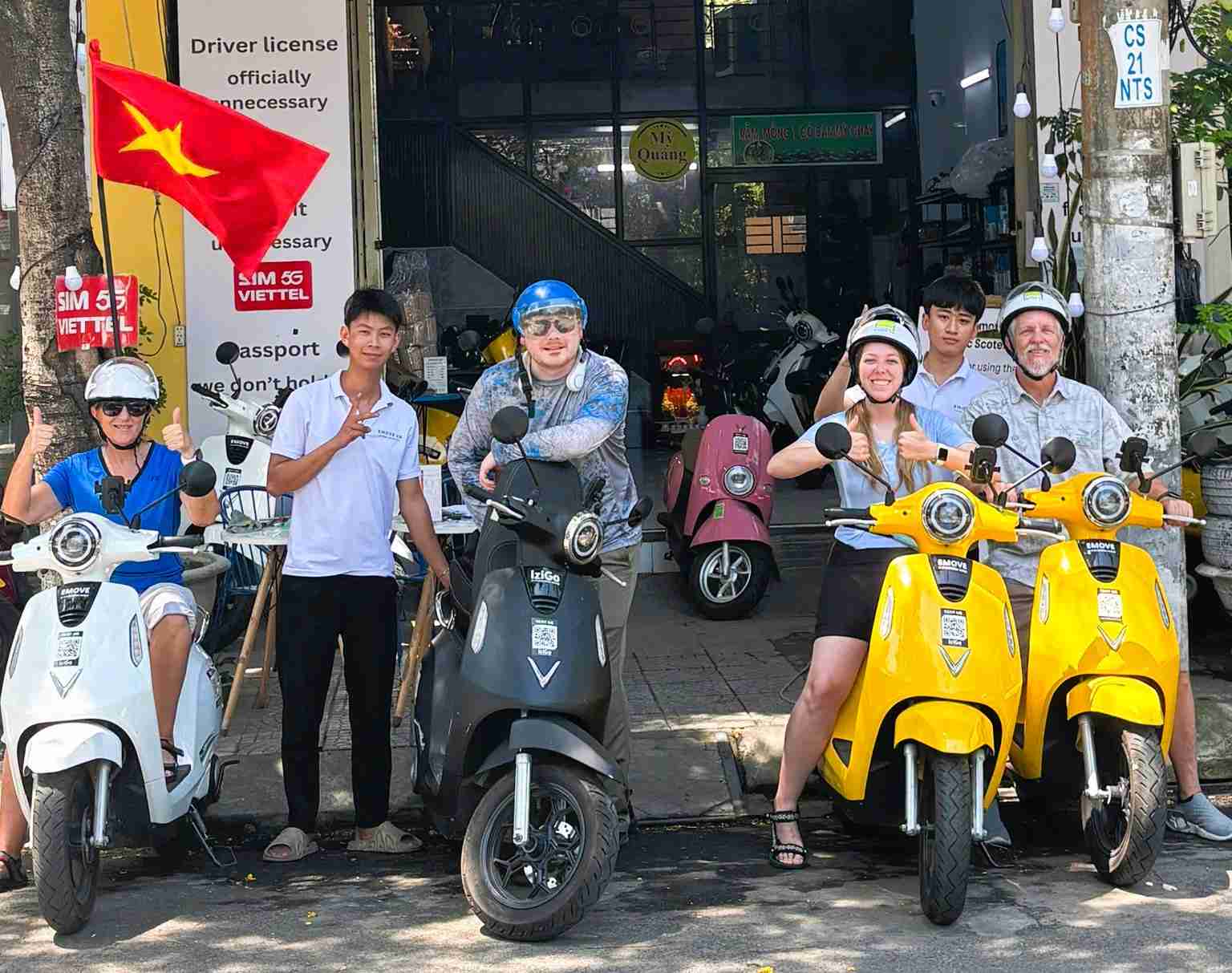 De nombreux touristes choisissent de louer des motos electriques lorsqu'ils voyagent a Da Nang - Hoi An. Photo : Truong An