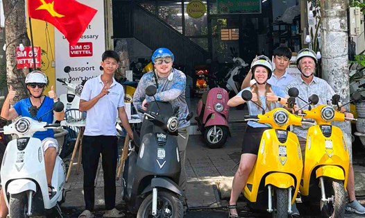 Nhiều du khách lựa chọn thuê xe máy điện khi đến du lịch tại Đà Nẵng - Hội An. Ảnh: Trường An