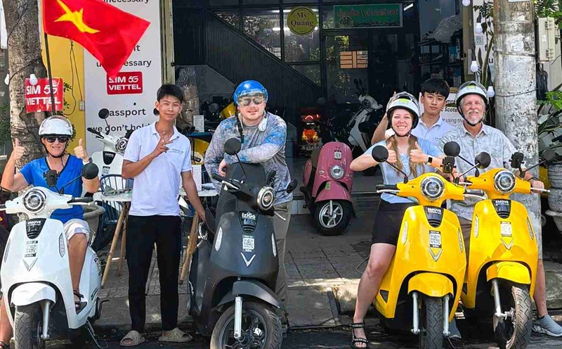 Many tourists choose to rent electric motorbikes when traveling in Da Nang - Hoi An. Photo: Truong An