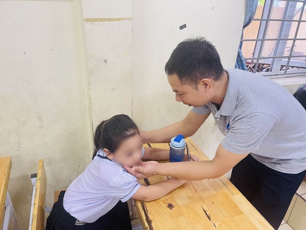 Anh Pho an can cham soc, dong vien con gai vao lop 1. Anh: Mai Huong
