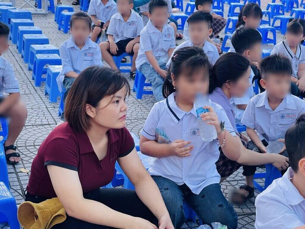 Chi Le Thi Hoa ngoi canh con gai truoc gio khai giang. Anh: Mai Huong