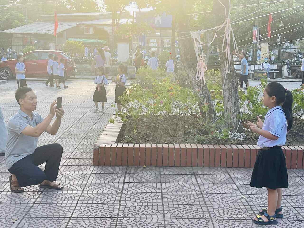 M. Nguyen Van Pho - Ouvrier de la zone industrielle VSIP - profite de l'occasion pour prendre des photos souvenirs pour sa fille. Photo : Mai Huong