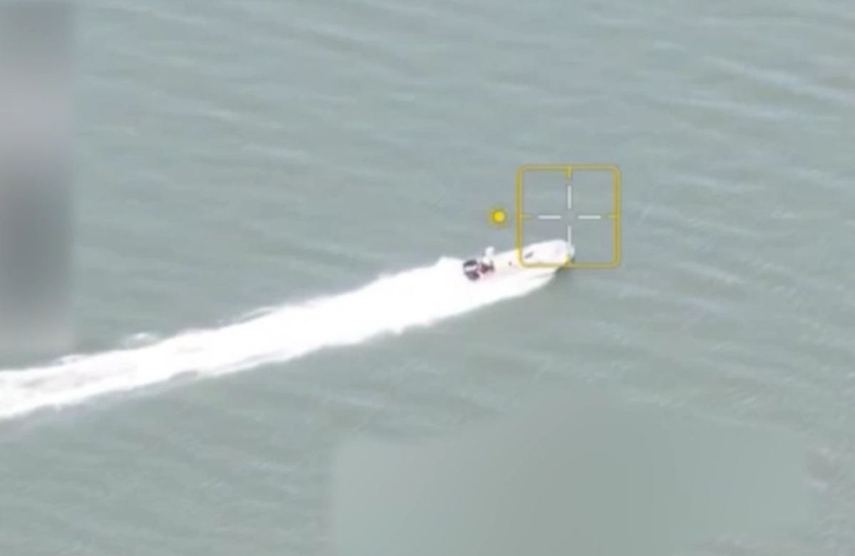 Aviones UAV rusos apuntan a cabinas que transportan combatientes ucranianos en el rio Dnepr. Foto tomada de un video del Ministerio de Defensa ruso