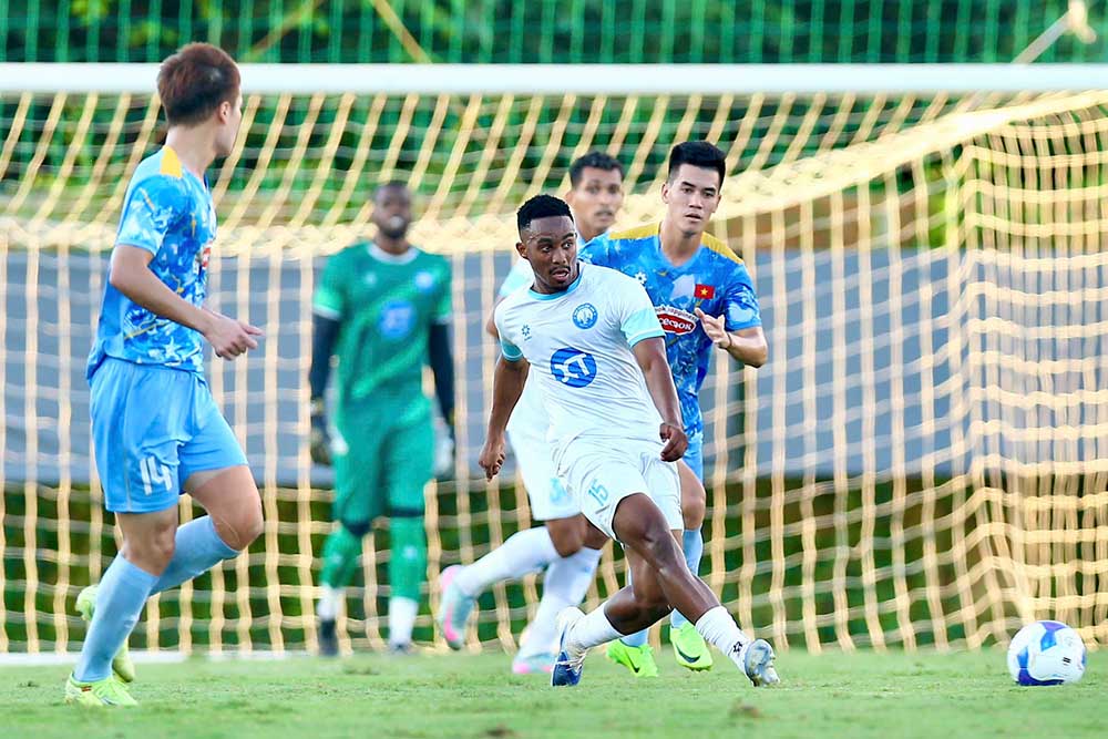 敗北は驚くべきことではありませんでしたが、ベトナム代表の戦術には多くの傷跡が残っています。写真:ナムディンFC