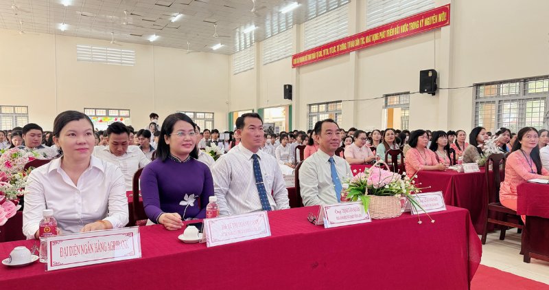 Chu tich UBND tinh Lu Quang Ngoi cung thay tro THPT Tran Van Kiet du le khai giang nam hoc moi. Anh: Hoang Loc