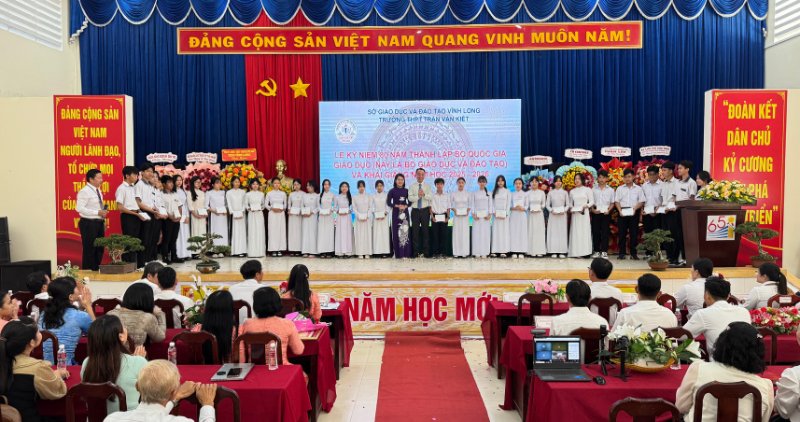 Chu tich UBND tinh Lu Quang Ngoi trao hoc bong cho hoc sinh co thanh tich xuat sac nhan dip khai giang. Anh: Hoang Loc