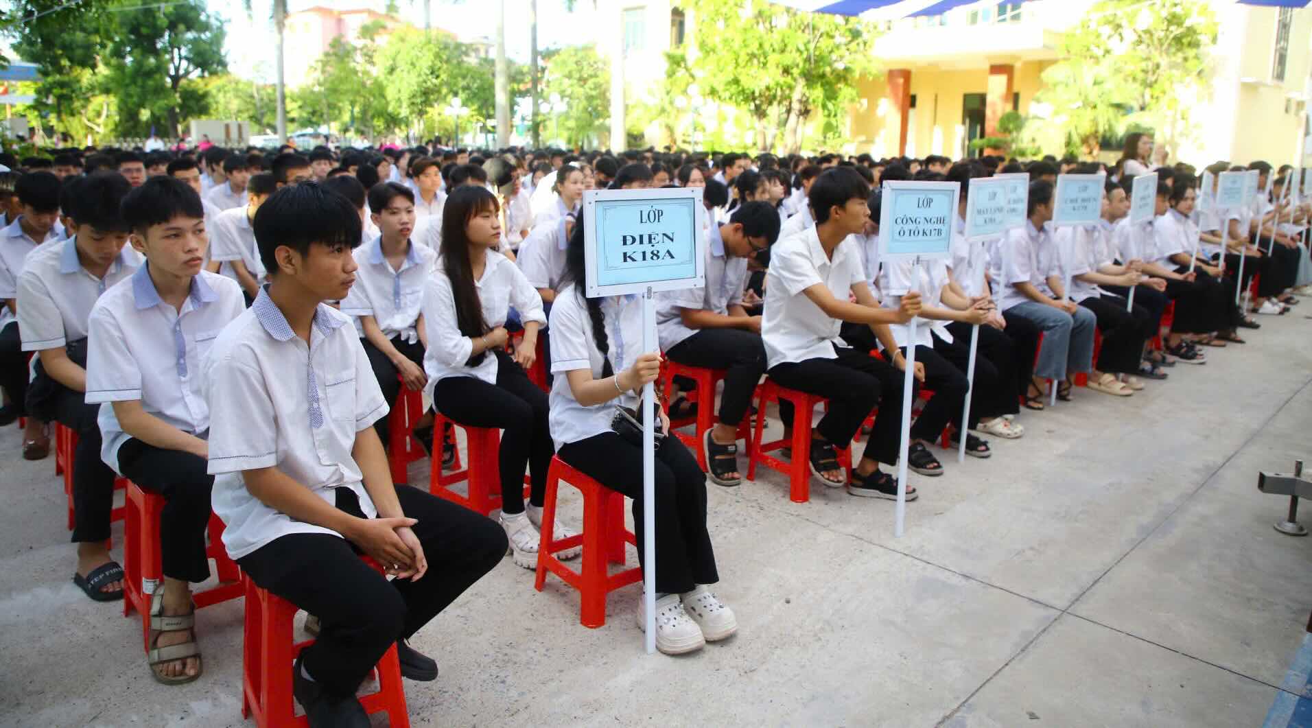 Thay va tro Truong Trung cap Du lich - Cong nghe so 9 buoc vao nam hoc moi day phan khoi, hao hung. Anh: Cong Sang
