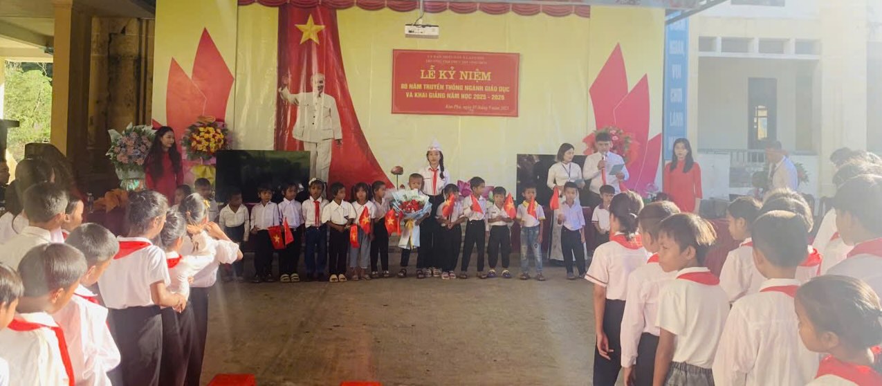 Khong khi khai giang tai Truong Tieu hoc va THCS Thuong Hoa. Anh: The Dung