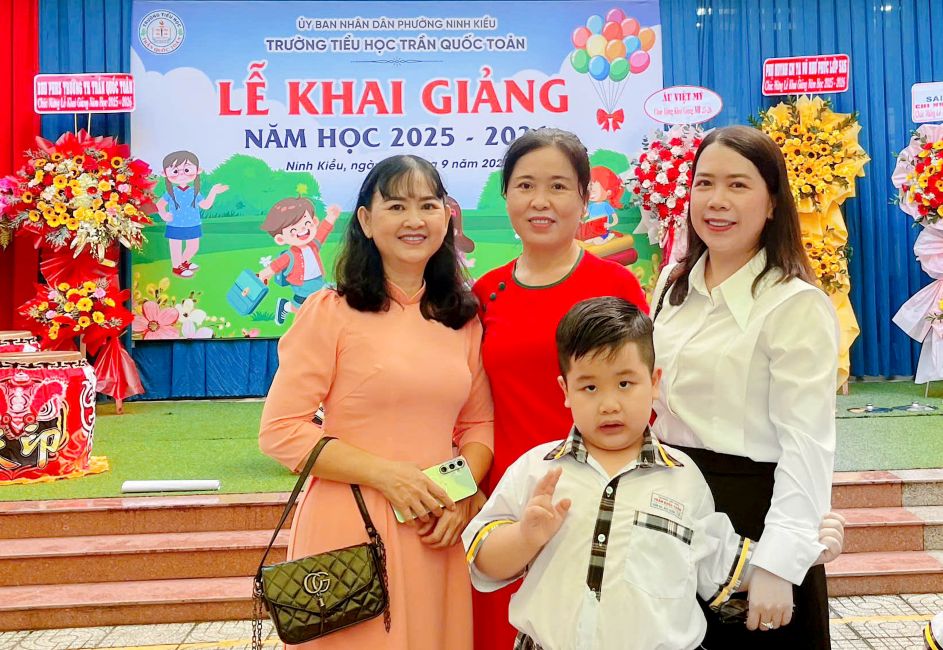 Chi Nguyen Thi Thuy va con trai chup anh voi co giao chu nhiem lop 1a1 Truong Tieu hoc Tran Quoc Toan (phuong Ninh Kieu, TP Can Tho). Anh: Phuong Anh