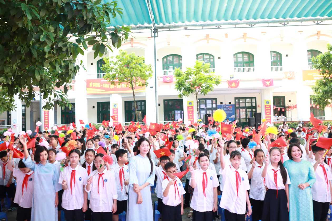Khong khi khai giang tai Truong THCS Nguyen Cong Tru (Ha Noi). Anh: Tuong Van