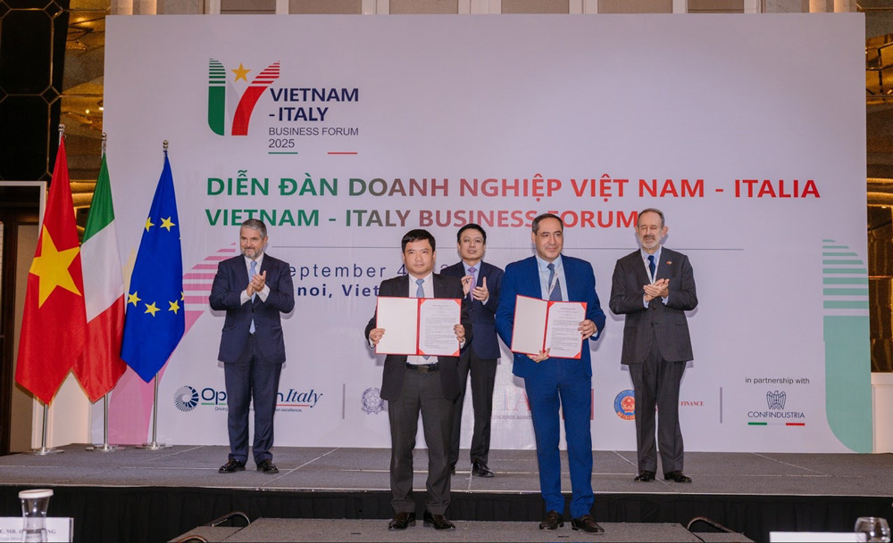 Mr. Dang Hoai Bac, Chairman of the Academy of Posts and Telecommunications Technology and Mr. Armando Caravella, Founder & Chairman of Temix Group, discussed a Memorandum of Understanding on cooperation Photo: Provided by the enterprise