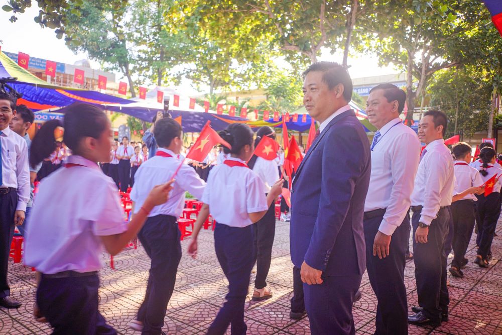 Chu tich UBND TP Da Nang Luong Nguyen Minh Triet chao don cac em hoc sinh lop 6. Anh: Tran Thi