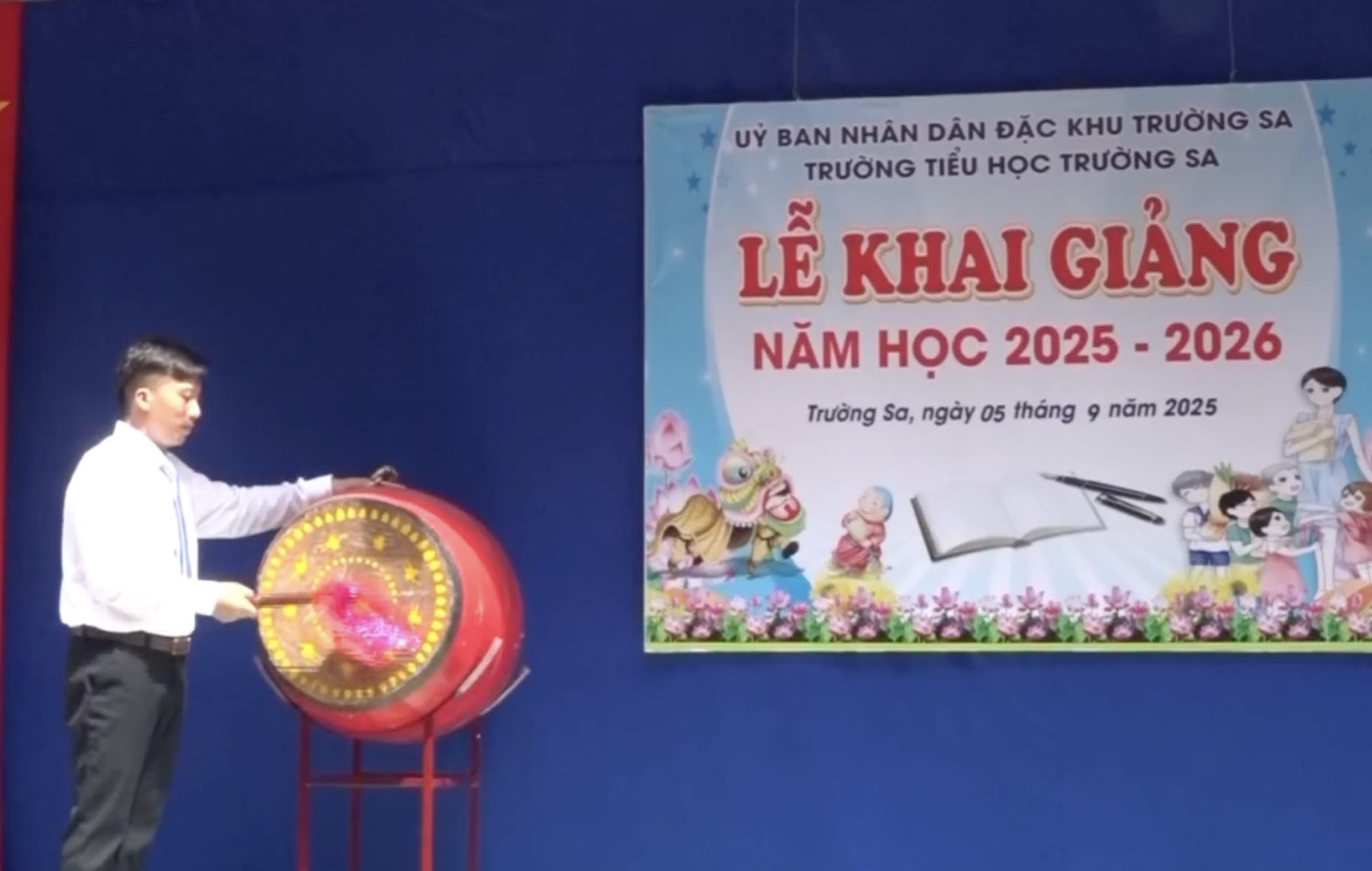 Dans l'atmosphere sur le continent le son du tambour d'ouverture de la nouvelle annee scolaire a retenti dans l'archipel de Truong Sa. Photo : Ngoc Anh