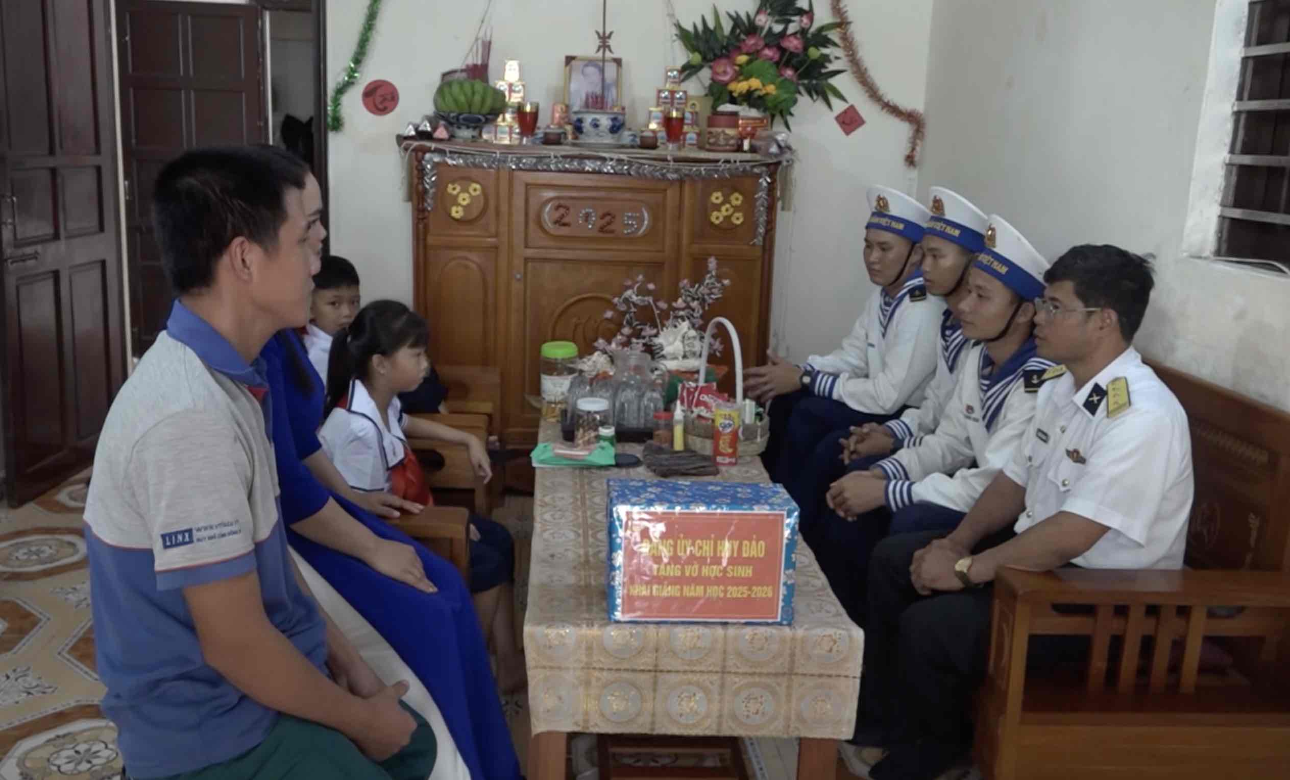 Dang uy Chi huy dao tang sach vo cho hoc sinh truoc ngay khai giang nam hoc moi. Anh: Ngoc Anh