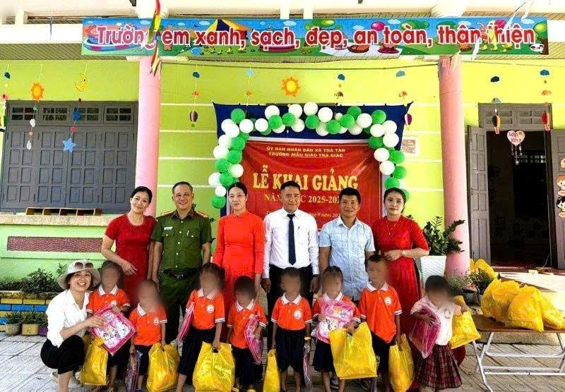 Ngay khai giang o diem mot truong mien nui Da Nang khong con ngap hoa, ma quy doi thanh sach vo, hoc bong, tiep suc den truong cho hoc sinh ngheo. Anh: Tra Tan