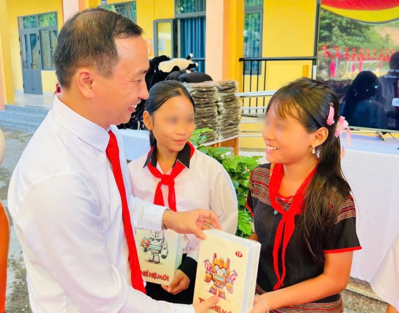 Ong Nguyen Hong Lai - Bi thu Dang uy xa Tra Tan, TP Da Nang tang sach vo cho hoc tro mien nui. Anh: Tra Tan